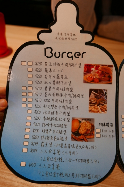 寶寶漢堡：1070207[禮官三小愛台灣]台中市北區寶寶漢堡中友百貨一中商圈寶寶今天看帥哥不爬山吃美味料多實在的火龍果牛肉堡與墨西哥辣椒牛肉堡