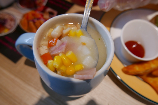 寶寶漢堡：1070207[禮官三小愛台灣]台中市北區寶寶漢堡中友百貨一中商圈寶寶今天看帥哥不爬山吃美味料多實在的火龍果牛肉堡與墨西哥辣椒牛肉堡