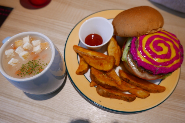 寶寶漢堡：1070207[禮官三小愛台灣]台中市北區寶寶漢堡中友百貨一中商圈寶寶今天看帥哥不爬山吃美味料多實在的火龍果牛肉堡與墨西哥辣椒牛肉堡