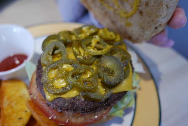 寶寶漢堡：1070207[禮官三小愛台灣]台中市北區寶寶漢堡中友百貨一中商圈寶寶今天看帥哥不爬山吃美味料多實在的火龍果牛肉堡與墨西哥辣椒牛肉堡