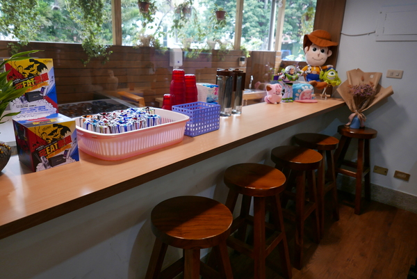 寶寶漢堡：1070207[禮官三小愛台灣]台中市北區寶寶漢堡中友百貨一中商圈寶寶今天看帥哥不爬山吃美味料多實在的火龍果牛肉堡與墨西哥辣椒牛肉堡