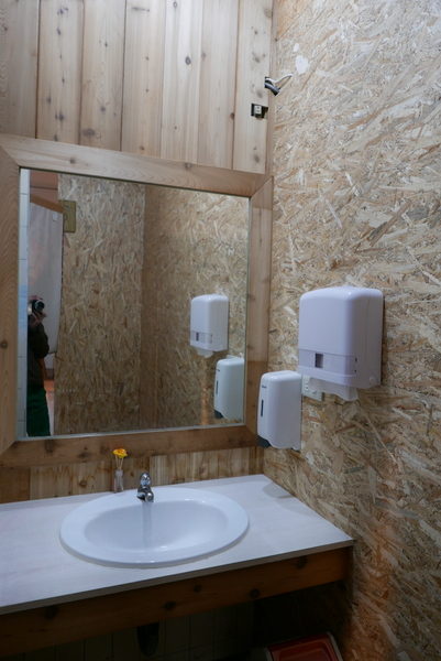 寶寶漢堡：1070207[禮官三小愛台灣]台中市北區寶寶漢堡中友百貨一中商圈寶寶今天看帥哥不爬山吃美味料多實在的火龍果牛肉堡與墨西哥辣椒牛肉堡