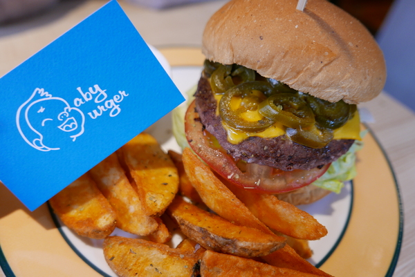 寶寶漢堡：1070207[禮官三小愛台灣]台中市北區寶寶漢堡中友百貨一中商圈寶寶今天看帥哥不爬山吃美味料多實在的火龍果牛肉堡與墨西哥辣椒牛肉堡