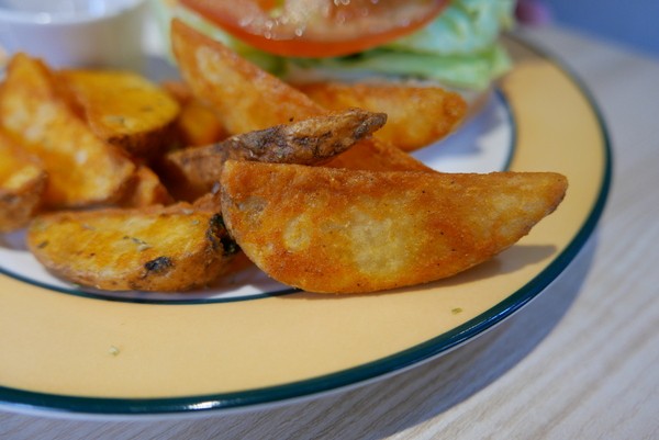 寶寶漢堡：1070207[禮官三小愛台灣]台中市北區寶寶漢堡中友百貨一中商圈寶寶今天看帥哥不爬山吃美味料多實在的火龍果牛肉堡與墨西哥辣椒牛肉堡