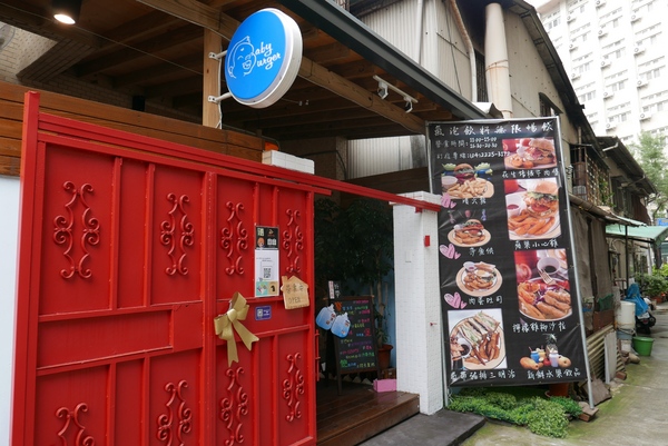 寶寶漢堡：1070207[禮官三小愛台灣]台中市北區寶寶漢堡中友百貨一中商圈寶寶今天看帥哥不爬山吃美味料多實在的火龍果牛肉堡與墨西哥辣椒牛肉堡