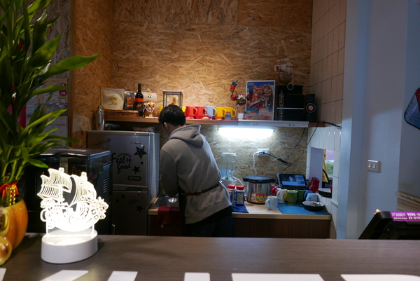 寶寶漢堡：1070207[禮官三小愛台灣]台中市北區寶寶漢堡中友百貨一中商圈寶寶今天看帥哥不爬山吃美味料多實在的火龍果牛肉堡與墨西哥辣椒牛肉堡