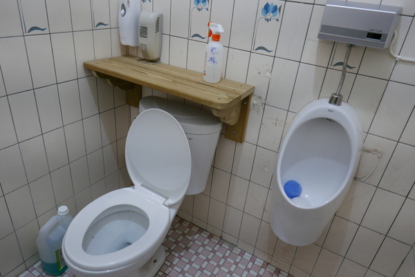 寶寶漢堡：1070207[禮官三小愛台灣]台中市北區寶寶漢堡中友百貨一中商圈寶寶今天看帥哥不爬山吃美味料多實在的火龍果牛肉堡與墨西哥辣椒牛肉堡