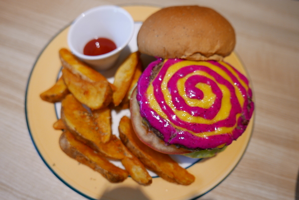 寶寶漢堡：1070207[禮官三小愛台灣]台中市北區寶寶漢堡中友百貨一中商圈寶寶今天看帥哥不爬山吃美味料多實在的火龍果牛肉堡與墨西哥辣椒牛肉堡