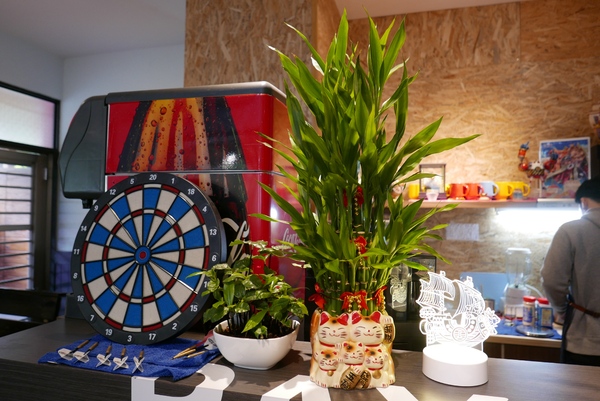 寶寶漢堡：1070207[禮官三小愛台灣]台中市北區寶寶漢堡中友百貨一中商圈寶寶今天看帥哥不爬山吃美味料多實在的火龍果牛肉堡與墨西哥辣椒牛肉堡