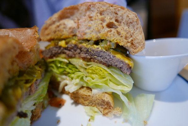 寶寶漢堡：1070207[禮官三小愛台灣]台中市北區寶寶漢堡中友百貨一中商圈寶寶今天看帥哥不爬山吃美味料多實在的火龍果牛肉堡與墨西哥辣椒牛肉堡