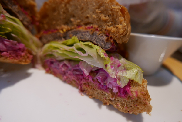 寶寶漢堡：1070207[禮官三小愛台灣]台中市北區寶寶漢堡中友百貨一中商圈寶寶今天看帥哥不爬山吃美味料多實在的火龍果牛肉堡與墨西哥辣椒牛肉堡