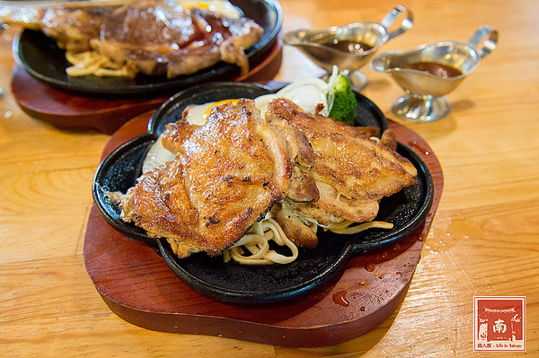 19號倉庫鐵板牛排 新營店：【台南新營】來自逢甲巷弄平價排餐｜戰斧牛排好霸氣｜雙倍主餐好滿足｜波霸奶茶喝到飽｜免費加飯加麵~~19號倉庫鐵板牛排新營店