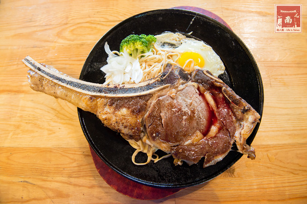 19號倉庫鐵板牛排 新營店：【台南新營】來自逢甲巷弄平價排餐｜戰斧牛排好霸氣｜雙倍主餐好滿足｜波霸奶茶喝到飽｜免費加飯加麵~~19號倉庫鐵板牛排新營店