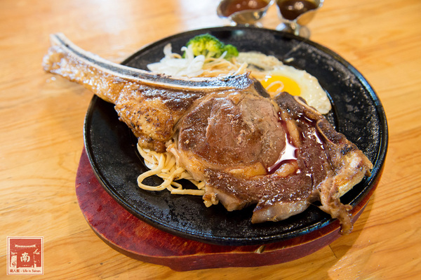 19號倉庫鐵板牛排 新營店：【台南新營】來自逢甲巷弄平價排餐｜戰斧牛排好霸氣｜雙倍主餐好滿足｜波霸奶茶喝到飽｜免費加飯加麵~~19號倉庫鐵板牛排新營店