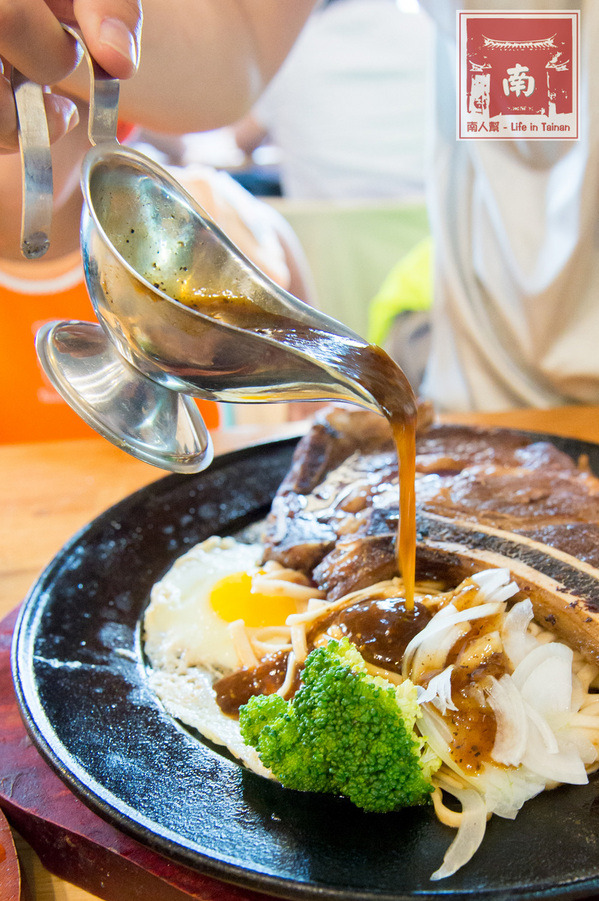 19號倉庫鐵板牛排 新營店：【台南新營】來自逢甲巷弄平價排餐｜戰斧牛排好霸氣｜雙倍主餐好滿足｜波霸奶茶喝到飽｜免費加飯加麵~~19號倉庫鐵板牛排新營店