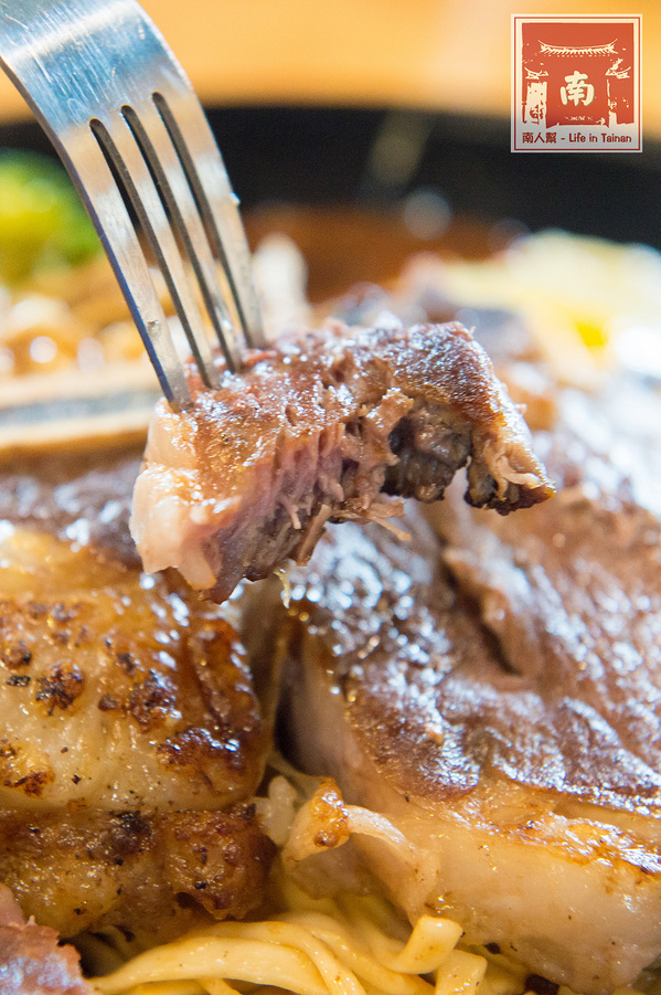 19號倉庫鐵板牛排 新營店：【台南新營】來自逢甲巷弄平價排餐｜戰斧牛排好霸氣｜雙倍主餐好滿足｜波霸奶茶喝到飽｜免費加飯加麵~~19號倉庫鐵板牛排新營店