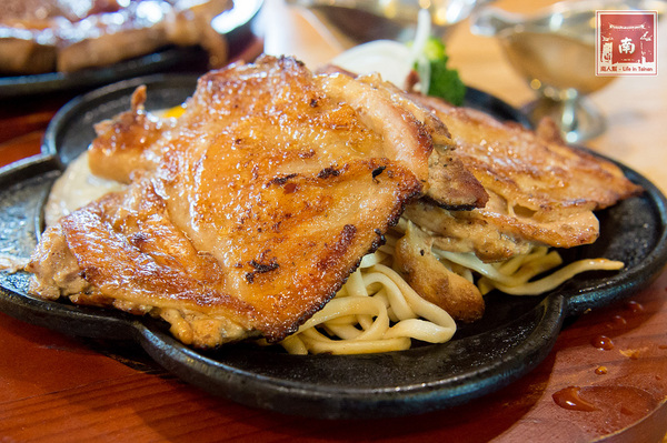 19號倉庫鐵板牛排 新營店：【台南新營】來自逢甲巷弄平價排餐｜戰斧牛排好霸氣｜雙倍主餐好滿足｜波霸奶茶喝到飽｜免費加飯加麵~~19號倉庫鐵板牛排新營店