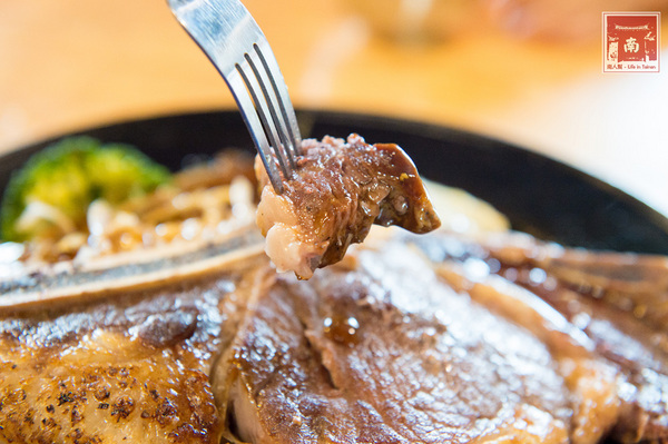 19號倉庫鐵板牛排 新營店：【台南新營】來自逢甲巷弄平價排餐｜戰斧牛排好霸氣｜雙倍主餐好滿足｜波霸奶茶喝到飽｜免費加飯加麵~~19號倉庫鐵板牛排新營店