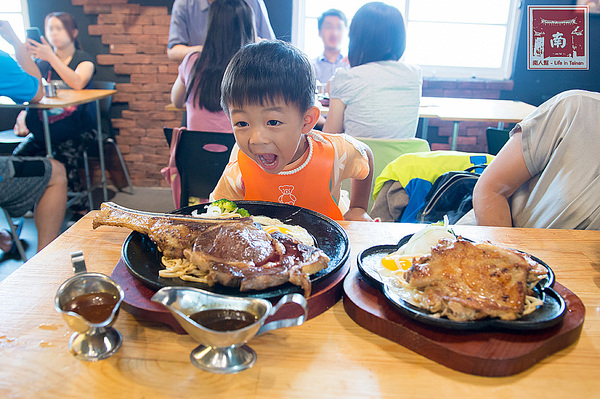 19號倉庫鐵板牛排 新營店：【台南新營】來自逢甲巷弄平價排餐｜戰斧牛排好霸氣｜雙倍主餐好滿足｜波霸奶茶喝到飽｜免費加飯加麵~~19號倉庫鐵板牛排新營店