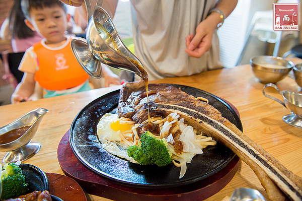 19號倉庫鐵板牛排 新營店：【台南新營】來自逢甲巷弄平價排餐｜戰斧牛排好霸氣｜雙倍主餐好滿足｜波霸奶茶喝到飽｜免費加飯加麵~~19號倉庫鐵板牛排新營店