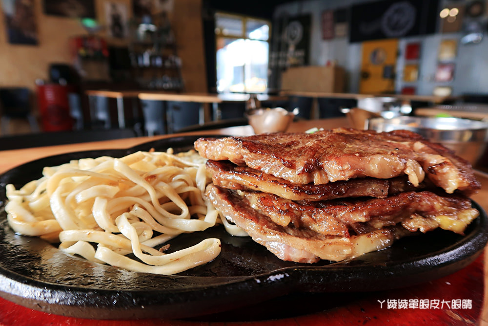 台南新營比臉還大的牛排｜19號倉庫鐵板牛排，平價牛排店也喝得到珍珠奶茶！濃湯飲料無限暢飲