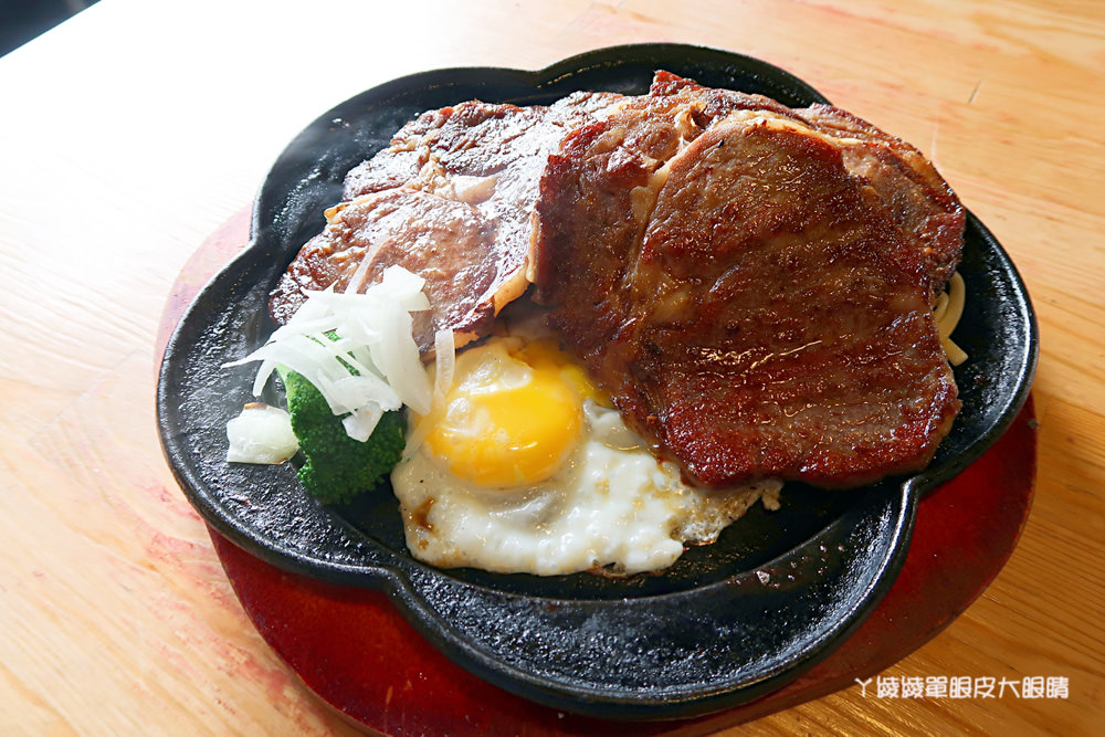 台南新營比臉還大的牛排|19號倉庫鐵板牛排,平價牛排店也喝得到珍珠奶茶!濃湯飲料無限暢飲