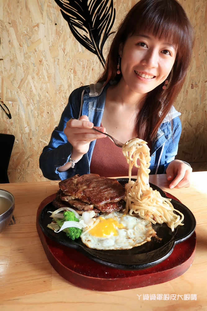 台南新營比臉還大的牛排|19號倉庫鐵板牛排,平價牛排店也喝得到珍珠奶茶!濃湯飲料無限暢飲