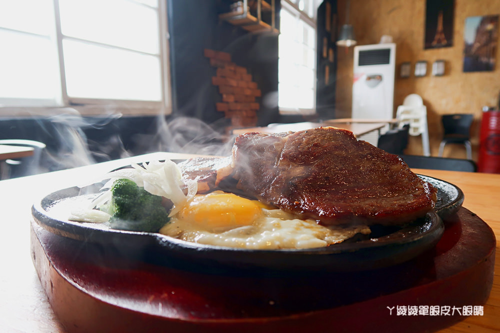 台南新營比臉還大的牛排｜19號倉庫鐵板牛排，平價牛排店也喝得到珍珠奶茶！濃湯飲料無限暢飲