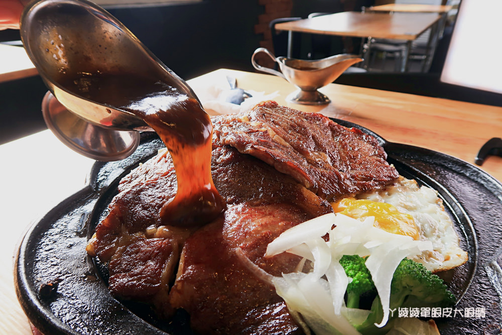 台南新營比臉還大的牛排｜19號倉庫鐵板牛排，平價牛排店也喝得到珍珠奶茶！濃湯飲料無限暢飲