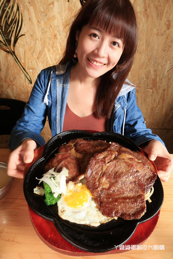 台南新營比臉還大的牛排|19號倉庫鐵板牛排,平價牛排店也喝得到珍珠奶茶!濃湯飲料無限暢飲