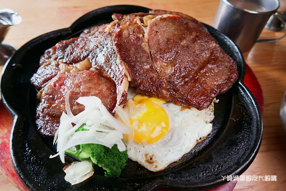 台南新營比臉還大的牛排|19號倉庫鐵板牛排,平價牛排店也喝得到珍珠奶茶!濃湯飲料無限暢飲