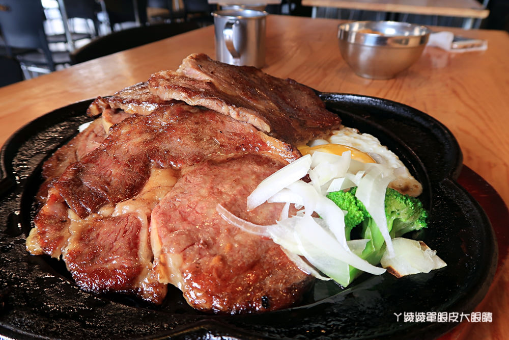 台南新營比臉還大的牛排｜19號倉庫鐵板牛排，平價牛排店也喝得到珍珠奶茶！濃湯飲料無限暢飲