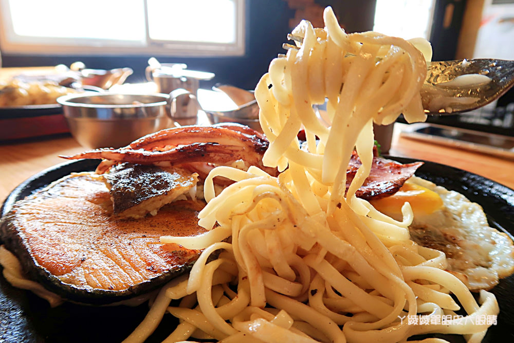 台南新營比臉還大的牛排｜19號倉庫鐵板牛排，平價牛排店也喝得到珍珠奶茶！濃湯飲料無限暢飲