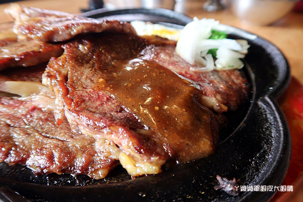台南新營比臉還大的牛排|19號倉庫鐵板牛排,平價牛排店也喝得到珍珠奶茶!濃湯飲料無限暢飲