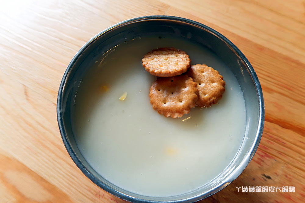 台南新營比臉還大的牛排|19號倉庫鐵板牛排,平價牛排店也喝得到珍珠奶茶!濃湯飲料無限暢飲