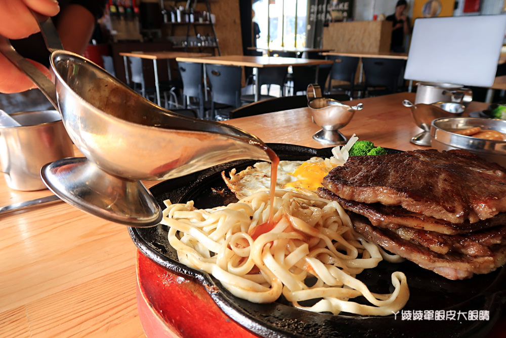 台南新營比臉還大的牛排|19號倉庫鐵板牛排,平價牛排店也喝得到珍珠奶茶!濃湯飲料無限暢飲