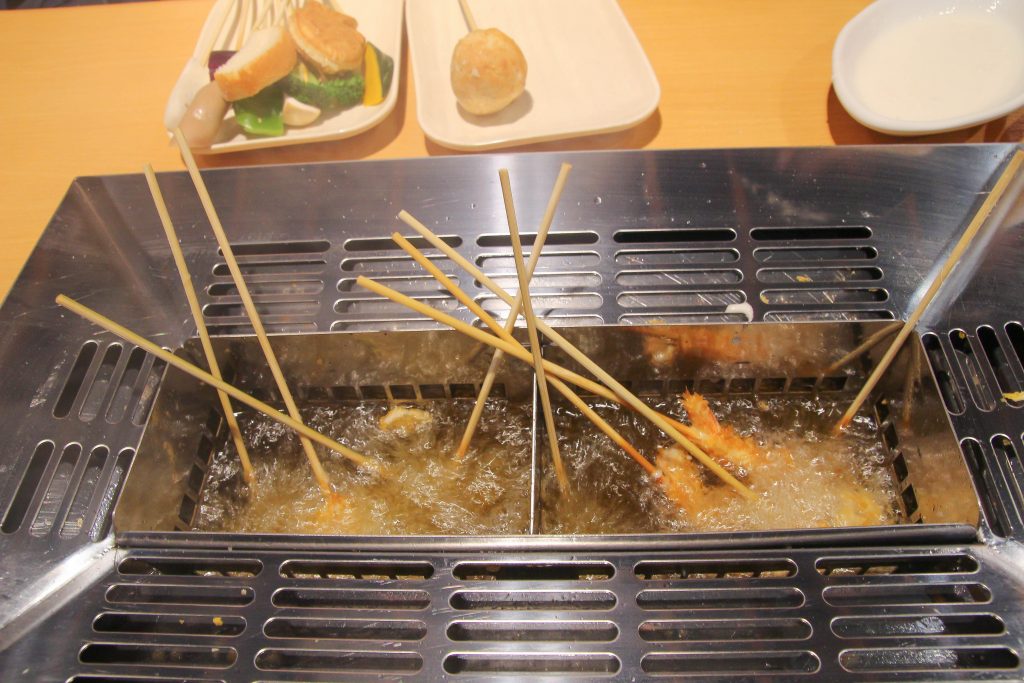 南港炸物吃到飽：日本串家物語進駐南港，30多種炸物無限供應~必吃炸蝦炸牛肉，日式熟食小菜草莓甜點(菜單.電話.訂位.網站.營業時間.價位.影片)