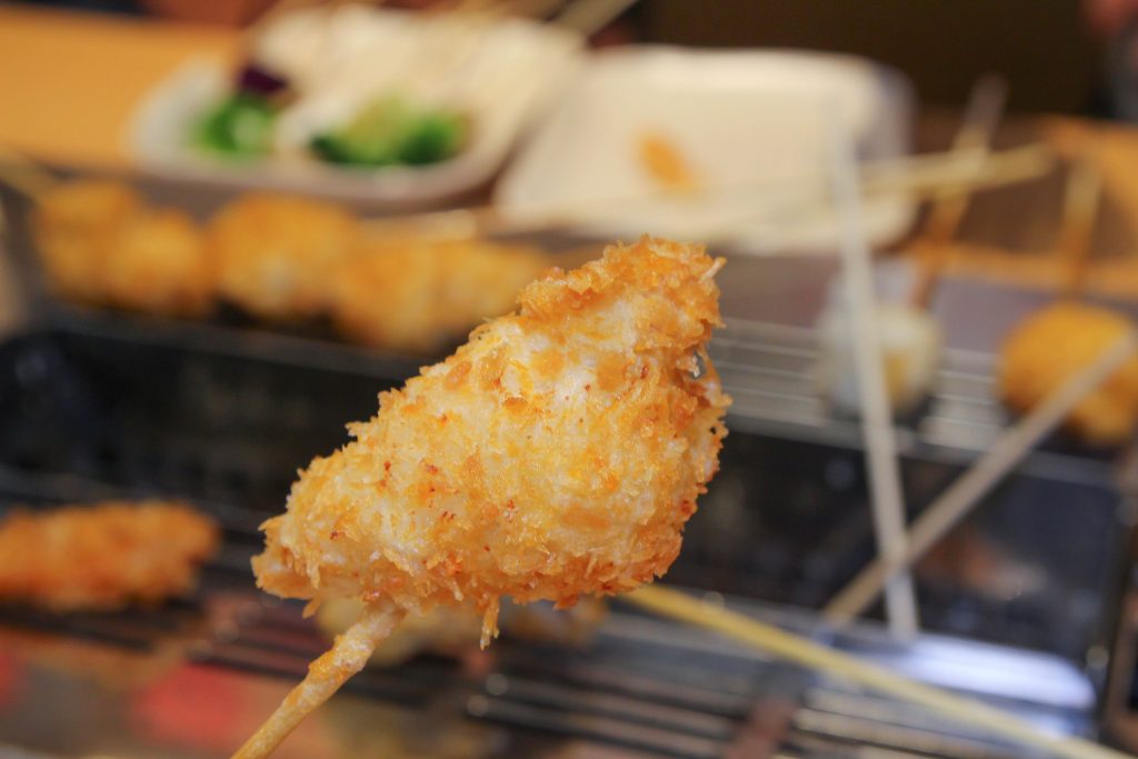 南港炸物吃到飽：日本串家物語進駐南港，30多種炸物無限供應~必吃炸蝦炸牛肉，日式熟食小菜草莓甜點(菜單.電話.訂位.網站.營業時間.價位.影片)