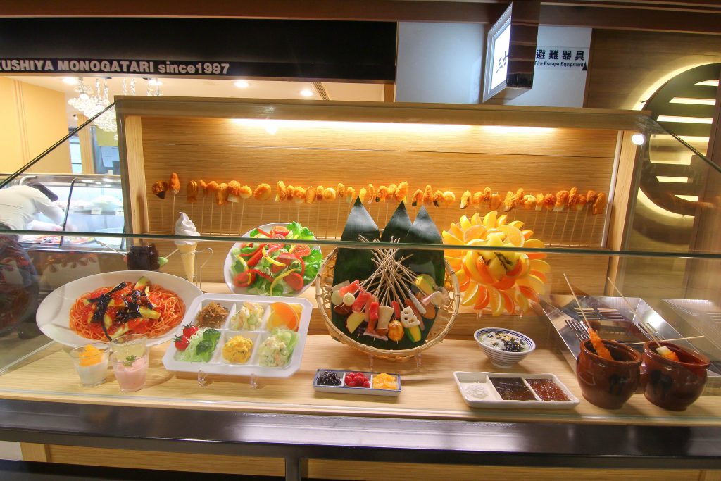 南港炸物吃到飽：日本串家物語進駐南港，30多種炸物無限供應~必吃炸蝦炸牛肉，日式熟食小菜草莓甜點(菜單.電話.訂位.網站.營業時間.價位.影片)