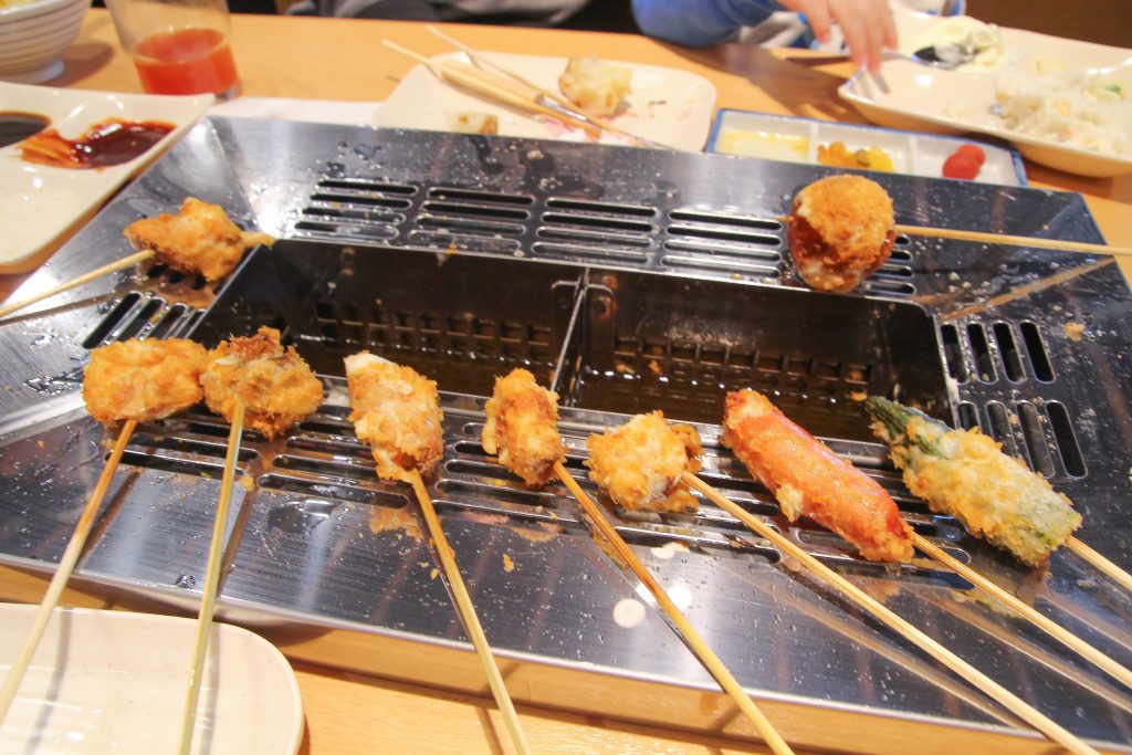 南港炸物吃到飽：日本串家物語進駐南港，30多種炸物無限供應~必吃炸蝦炸牛肉，日式熟食小菜草莓甜點(菜單.電話.訂位.網站.營業時間.價位.影片)