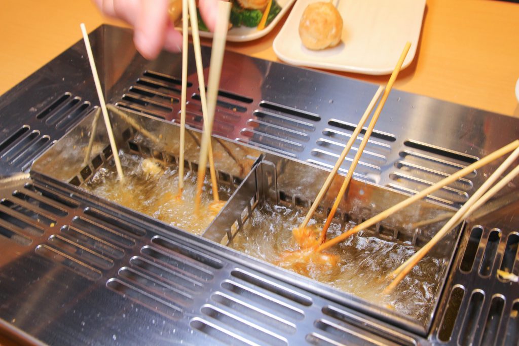 南港炸物吃到飽：日本串家物語進駐南港，30多種炸物無限供應~必吃炸蝦炸牛肉，日式熟食小菜草莓甜點(菜單.電話.訂位.網站.營業時間.價位.影片)