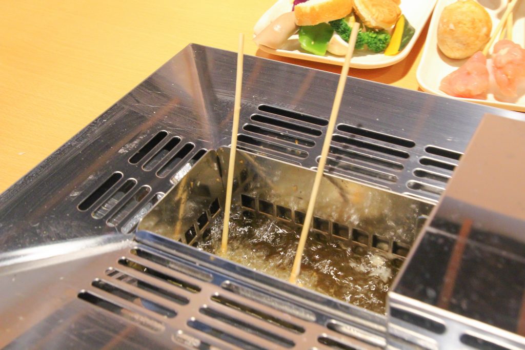 南港炸物吃到飽：日本串家物語進駐南港，30多種炸物無限供應~必吃炸蝦炸牛肉，日式熟食小菜草莓甜點(菜單.電話.訂位.網站.營業時間.價位.影片)