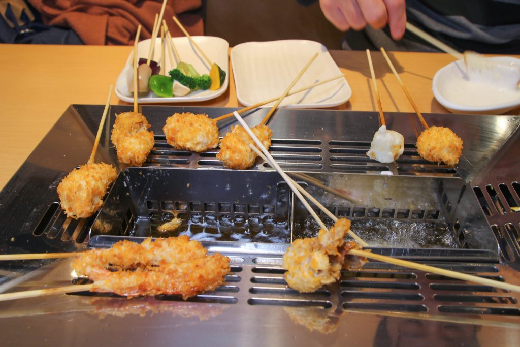 南港炸物吃到飽：日本串家物語進駐南港，30多種炸物無限供應~必吃炸蝦炸牛肉，日式熟食小菜草莓甜點(菜單.電話.訂位.網站.營業時間.價位.影片)