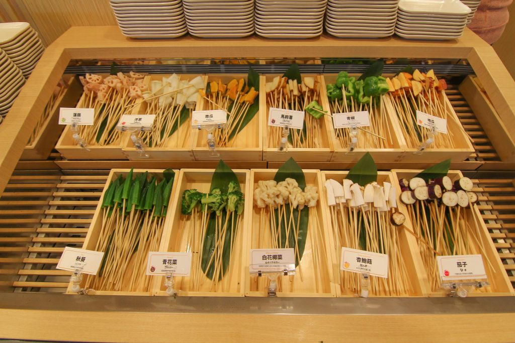 南港炸物吃到飽：日本串家物語進駐南港，30多種炸物無限供應~必吃炸蝦炸牛肉，日式熟食小菜草莓甜點(菜單.電話.訂位.網站.營業時間.價位.影片)