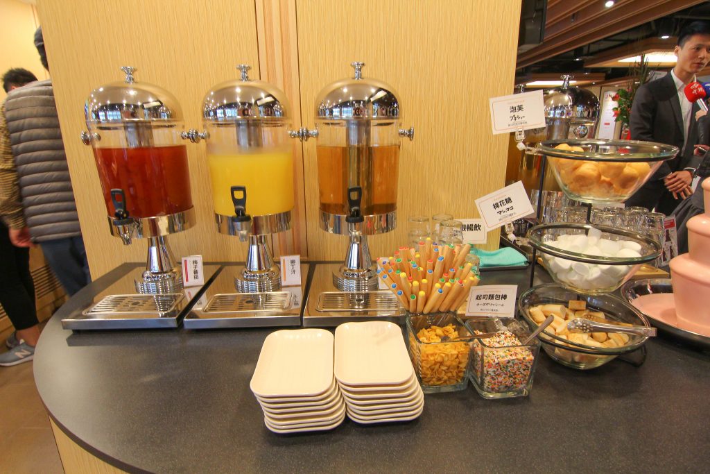 南港炸物吃到飽：日本串家物語進駐南港，30多種炸物無限供應~必吃炸蝦炸牛肉，日式熟食小菜草莓甜點(菜單.電話.訂位.網站.營業時間.價位.影片)