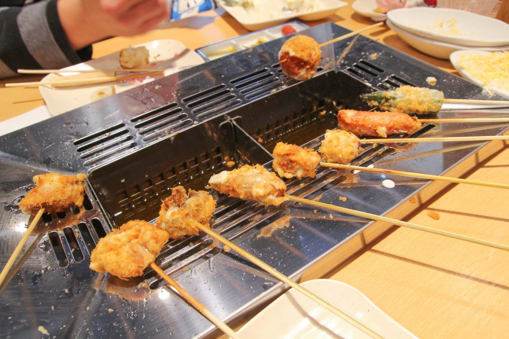 南港炸物吃到飽：日本串家物語進駐南港，30多種炸物無限供應~必吃炸蝦炸牛肉，日式熟食小菜草莓甜點(菜單.電話.訂位.網站.營業時間.價位.影片)