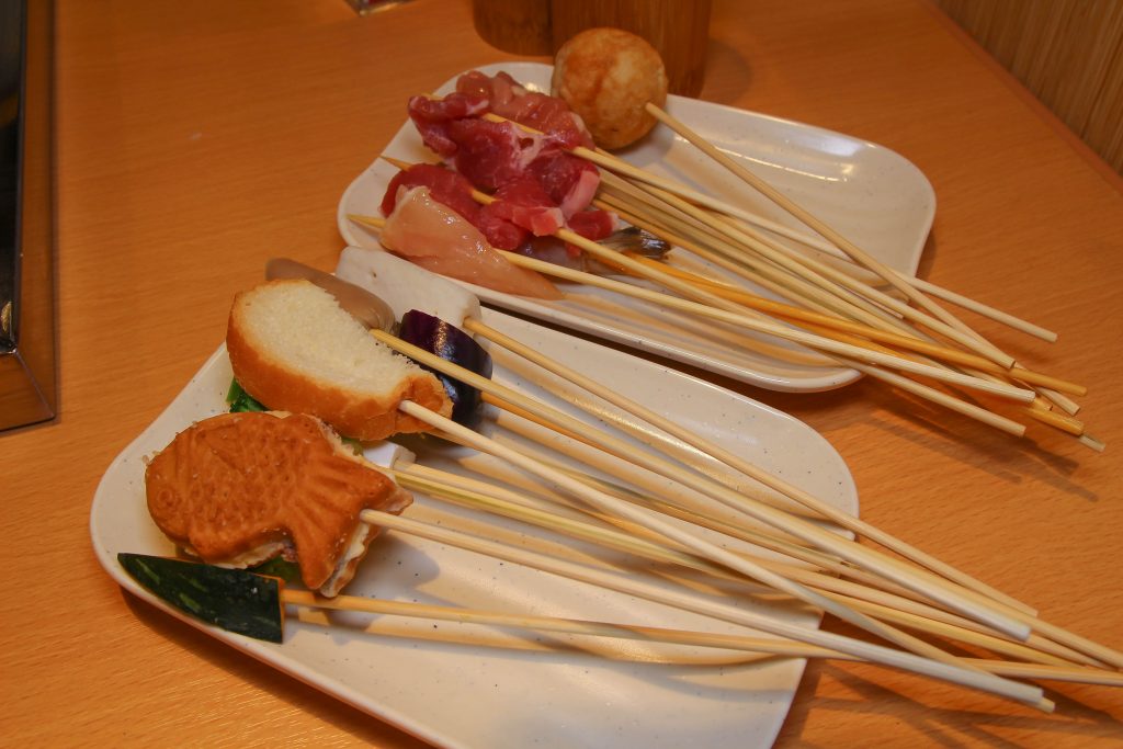 南港炸物吃到飽：日本串家物語進駐南港，30多種炸物無限供應~必吃炸蝦炸牛肉，日式熟食小菜草莓甜點(菜單.電話.訂位.網站.營業時間.價位.影片)