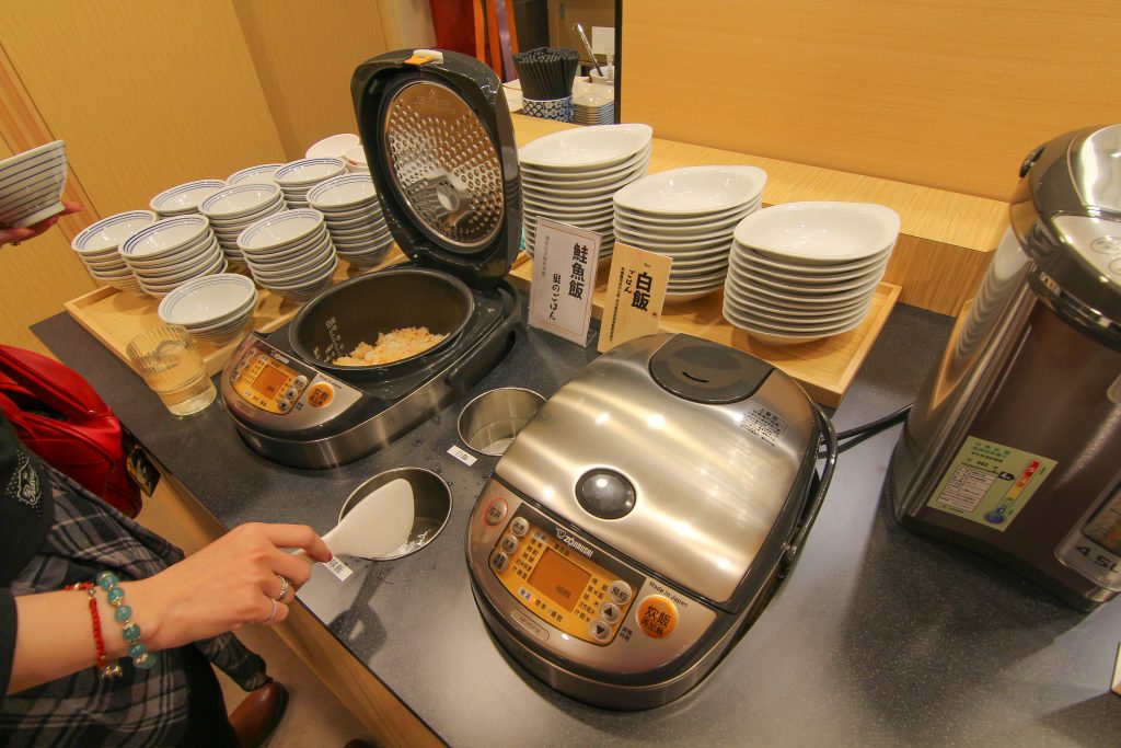 南港炸物吃到飽：日本串家物語進駐南港，30多種炸物無限供應~必吃炸蝦炸牛肉，日式熟食小菜草莓甜點(菜單.電話.訂位.網站.營業時間.價位.影片)