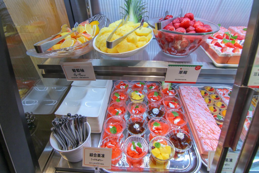 南港炸物吃到飽：日本串家物語進駐南港，30多種炸物無限供應~必吃炸蝦炸牛肉，日式熟食小菜草莓甜點(菜單.電話.訂位.網站.營業時間.價位.影片)