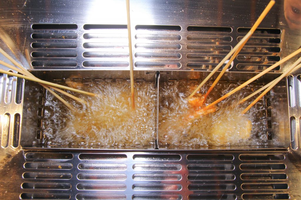 南港炸物吃到飽：日本串家物語進駐南港，30多種炸物無限供應~必吃炸蝦炸牛肉，日式熟食小菜草莓甜點(菜單.電話.訂位.網站.營業時間.價位.影片)